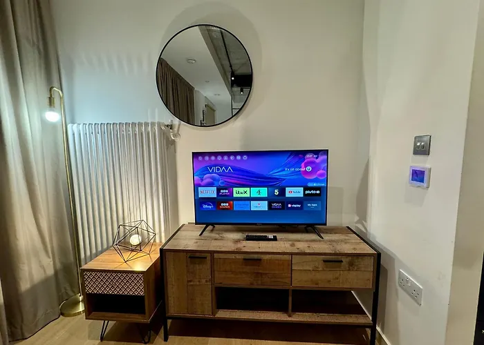Tower Bridge London, 2 Bedrooms, Reception, Kitchen, Parking