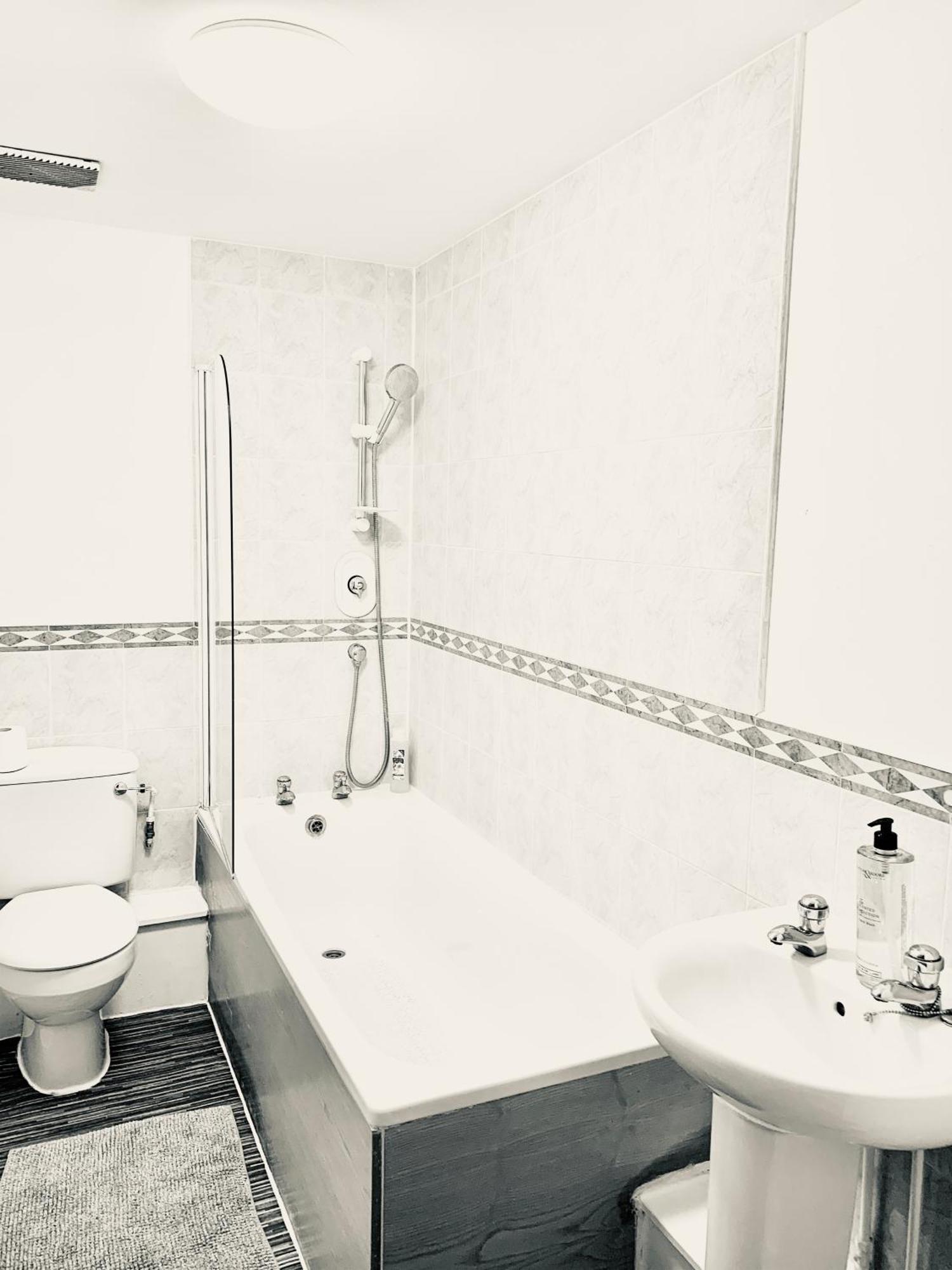 Tower Bridge London, 2 Bedrooms, Reception, Kitchen, Parking * Лондон